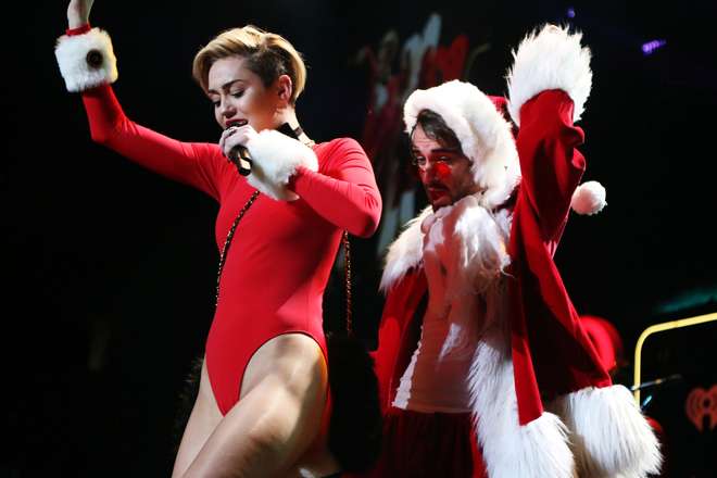 Immagini Natale Hard.Miley Cyrus Hard Al Concerto Di Natale Ma La Pelliccia Fa Infuriare I Fan Beautyvip